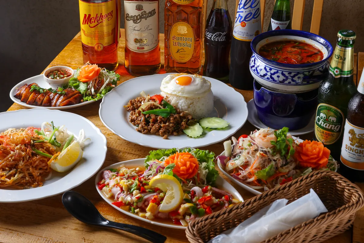 タイ料理とタイのお酒が並ぶコースのテーブル